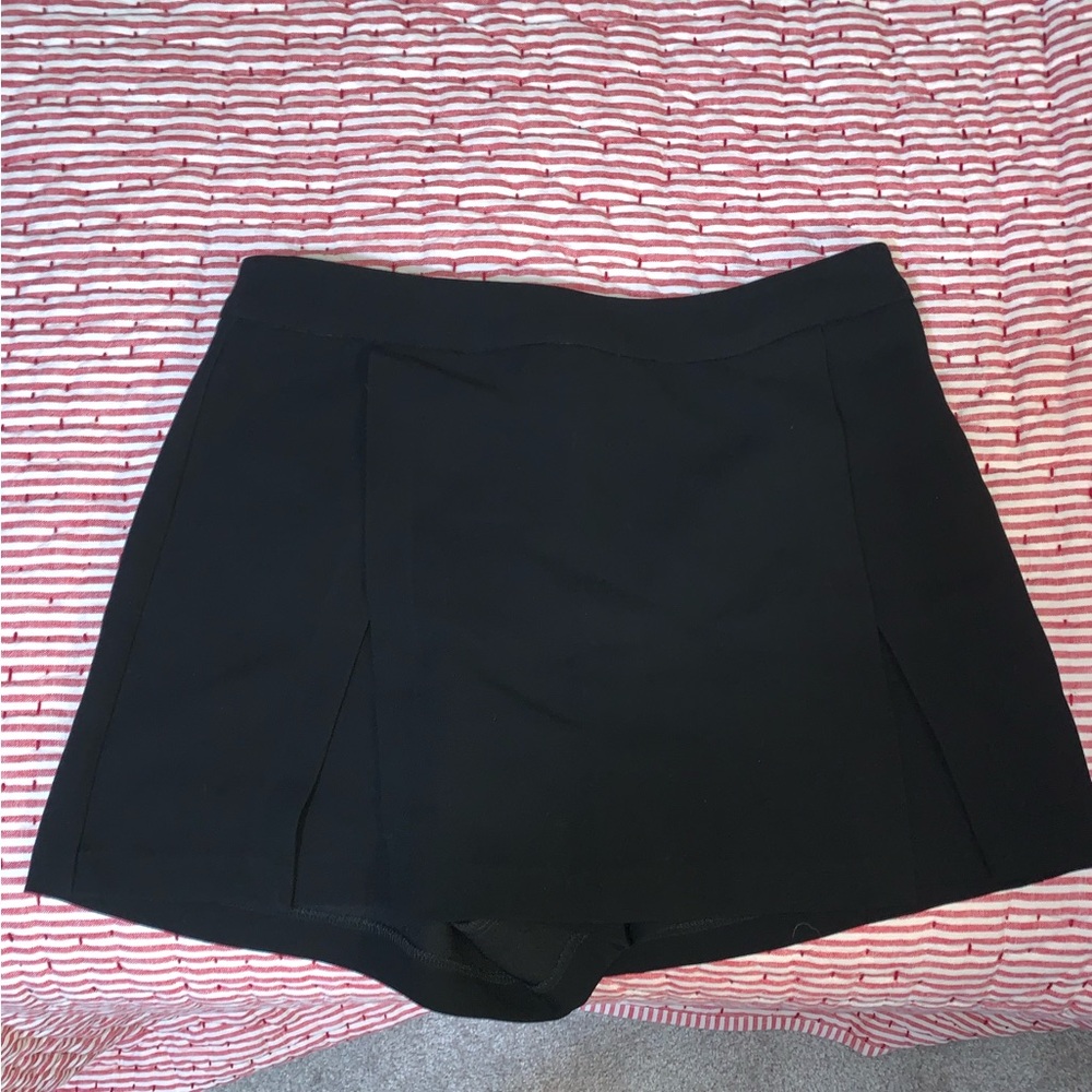 BCBG black skort